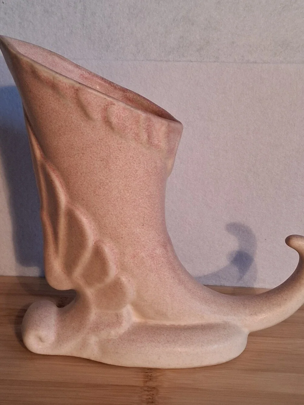 Vintage Niloak Art Pottery Cornucopia Horn Vase W/Wing Design Ivory, Pink *NICE*